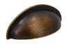Afbeeldingen van Siro Schelpgreep metaal - boorafstand 64mm/L 85mm/H 27mm/B 31mm - antiek messing 