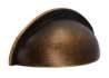 Afbeeldingen van Siro Schelpgreep metaal - boorafstand 64mm/L 85mm/H 27mm/B 31mm - antiek messing 